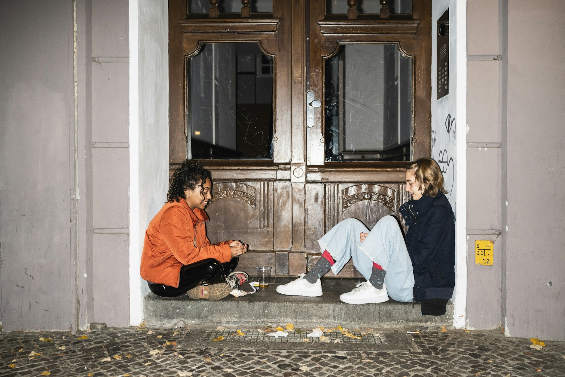 Zwei Jugendliche in der Simon-Dach-Straße.<br>