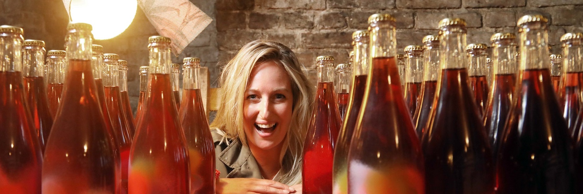 Marleen Franke mit ihrem Roséwein im „Chateau Moabit“.