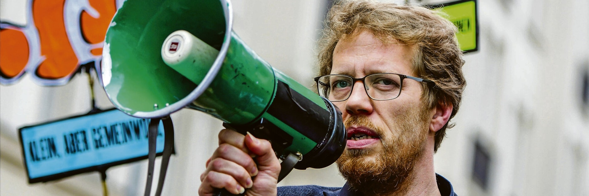 Baustadtrat Florian Schmidt (Grüne) spricht bei einer Mieter-Demonstration.