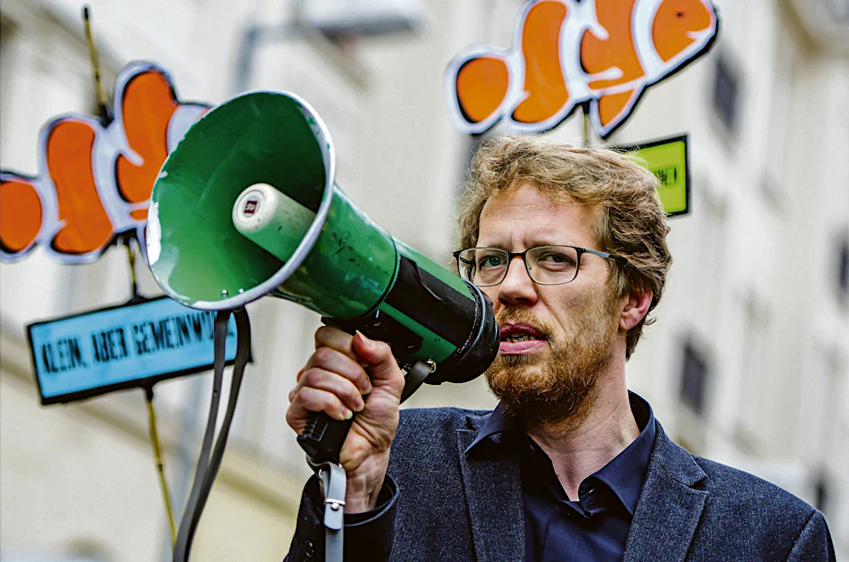 Baustadtrat Florian Schmidt (Grüne) spricht bei einer Mieter-Demonstration.