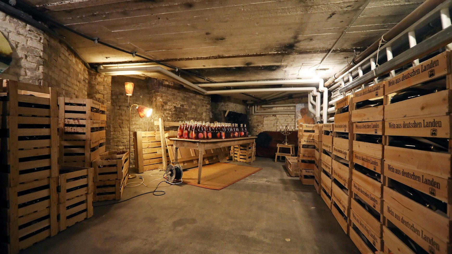 Wo andere Krempel lagern, hat Franke einen kleinen Weinkeller eingerichtet.