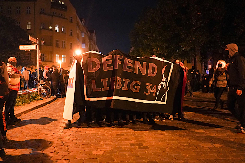 „Defend Liebig 34“ steht auf dem Transparent der Demonstranten.