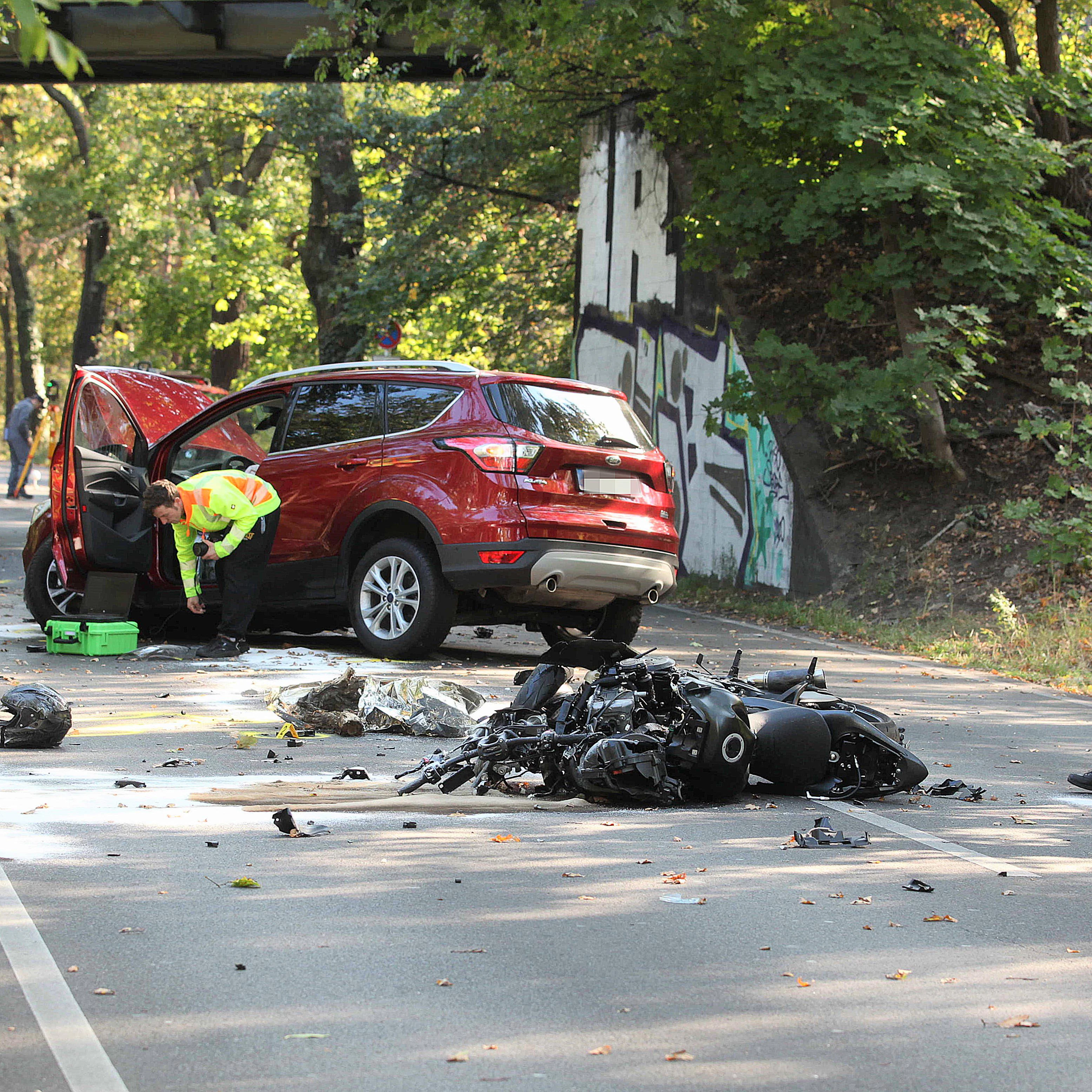 Der rote Ford und das Motorrad an der Unfallstelle.