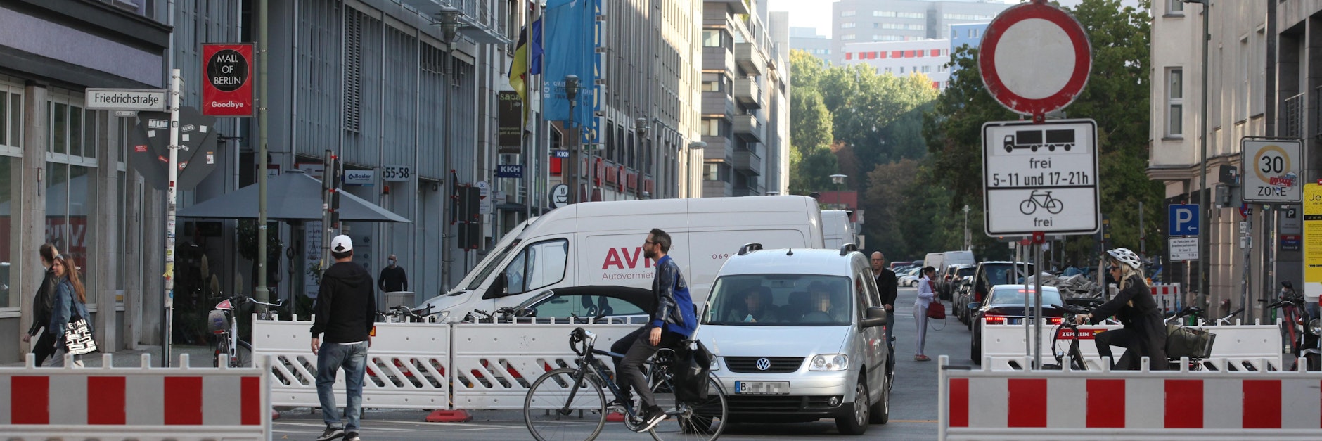 Kein Einzelfall: Ein Pkw-Fahrer missachtet die Sperrungen auf der Friedrichsstraße. Viele Autofahrer nutzen eine Poller-Lücke, die eigentlich für den Lieferverkehr gedacht ist.&nbsp;