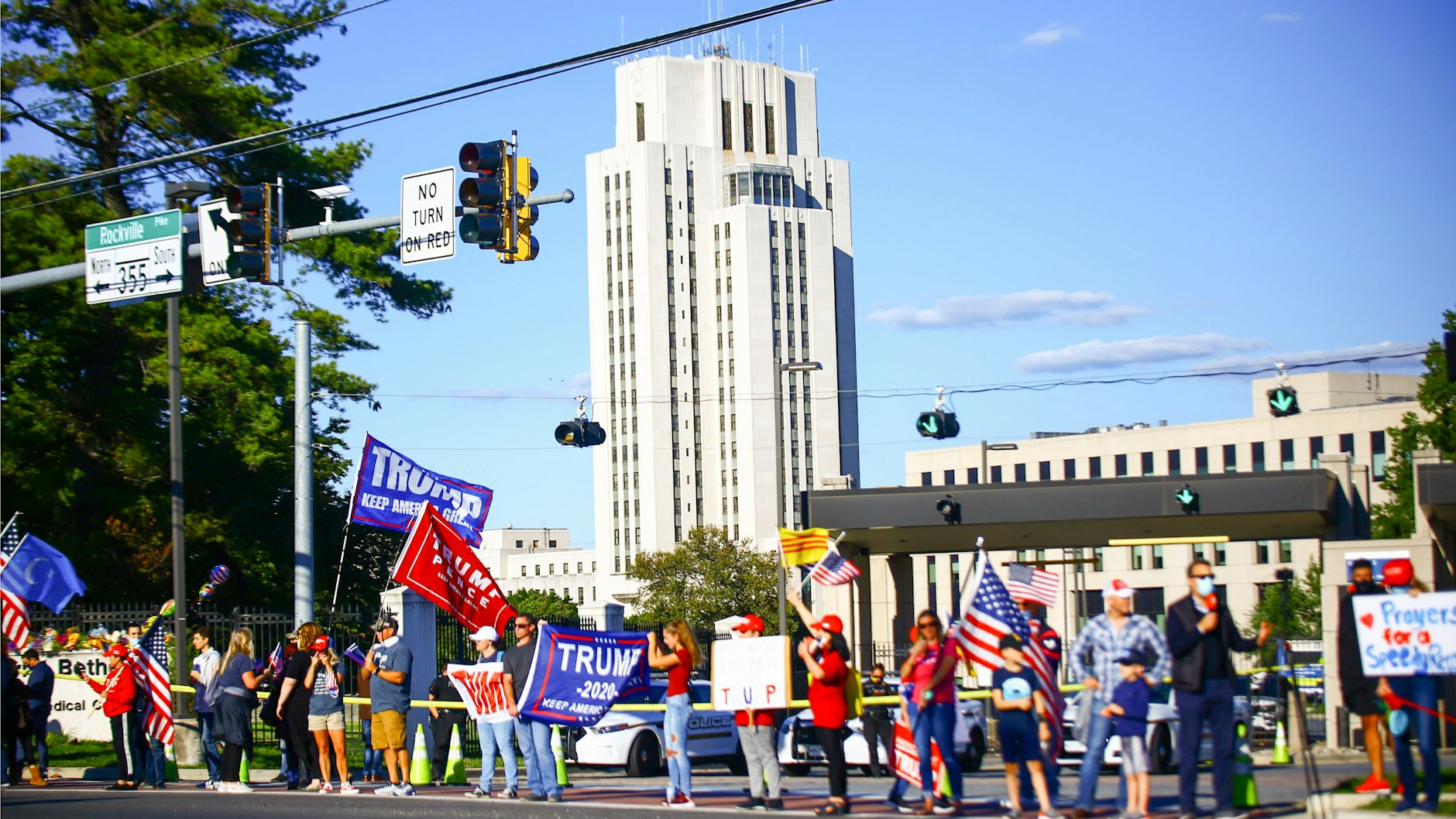 Trump-Unterstützer demonstrieren vor dem Walter Reed-Militärhospital, in dem Trump behandelt wird.