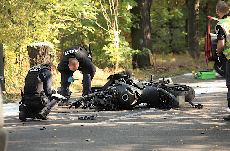 Die Polizei untersucht das Suzuki-Motorrad.