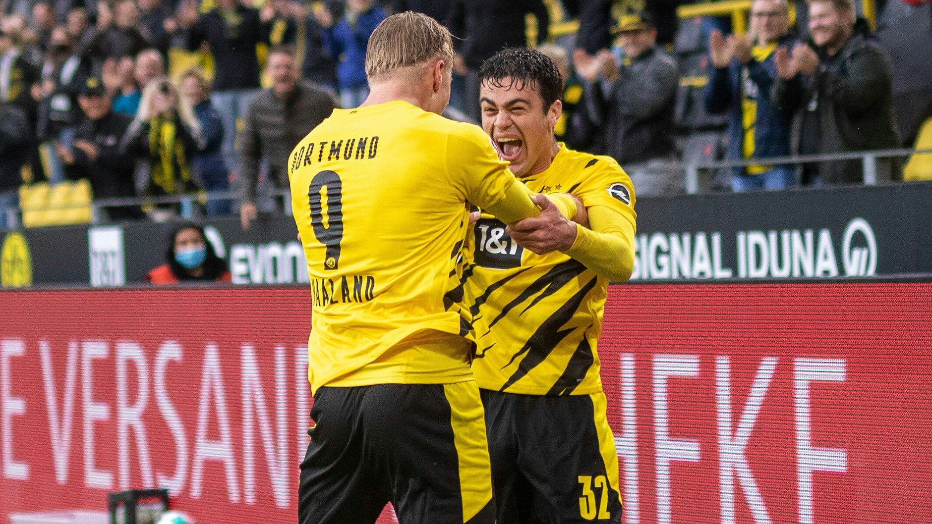 Passgeber Giovanni Reyna (r.) feiert mit dem Torschützen Erling Haaland.
