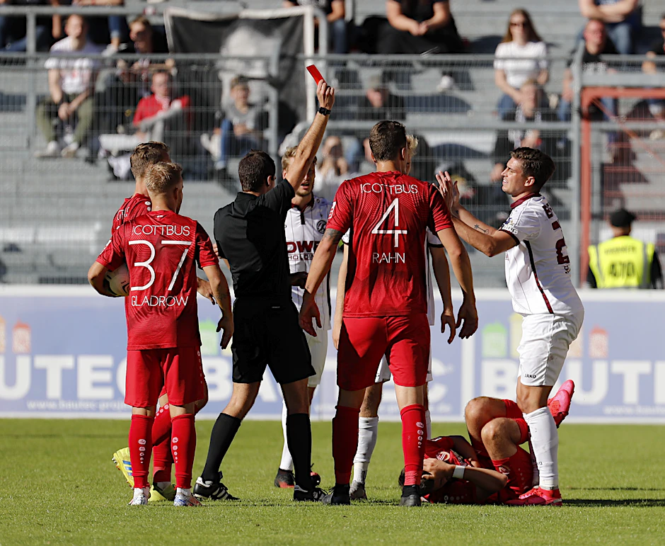 Der Schiri zeigt Dynamos Bolyki in der 61. Minute nach einem Foul die Rote Karte. Danach kassierten die Dynamos drei Gegentreffer in Cottbus.