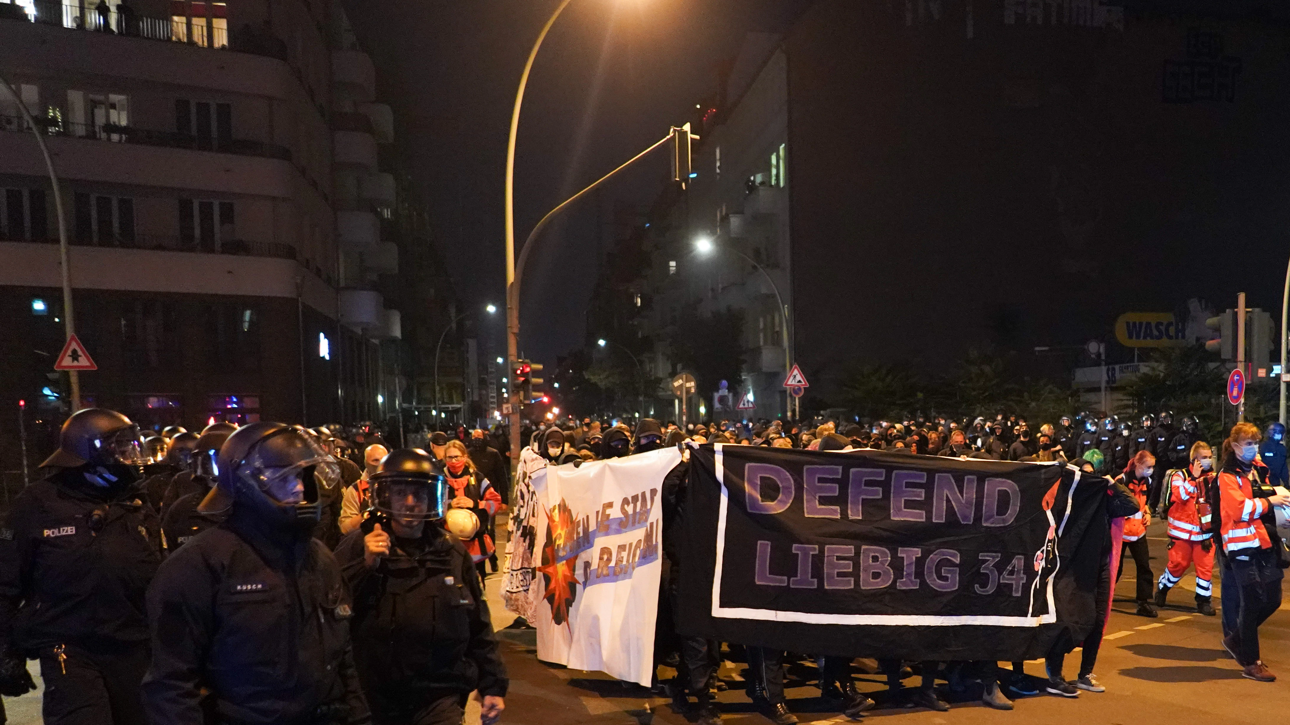 Über 2000 Demonstranten zogen am späten Samstagabend durch Friedrichshain, um gegen die geplante Räumung des linken Hausprojekts L2ibeig 34" zu demonstrieren. Aus dem Aufzug heraus wurden Feuerwerkskörper auf die Einsatzkräfte geworfen.&nbsp;