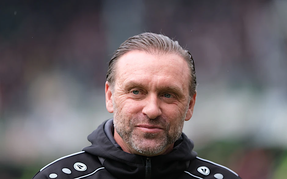 Thomas Doll wechselte 1990 als 24-Jähriger vom DDR-Rekordmeister BFC Dynamo als einer der ersten ostdeutschen Spieler in den Westen, zum Hamburger SV.