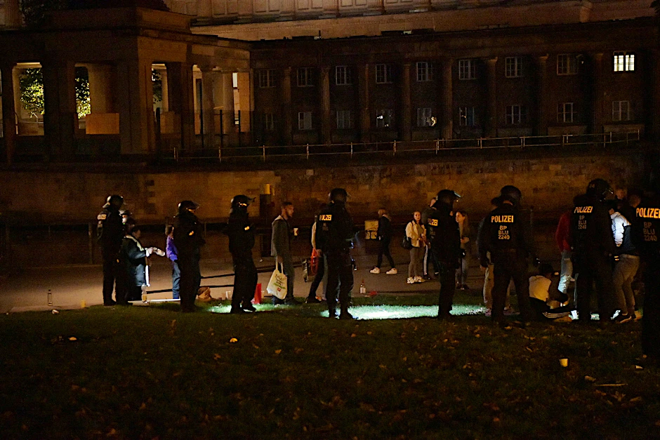 Bereits im September (Foto) wurde der James-Simon-Park von der Polizei geräumt.