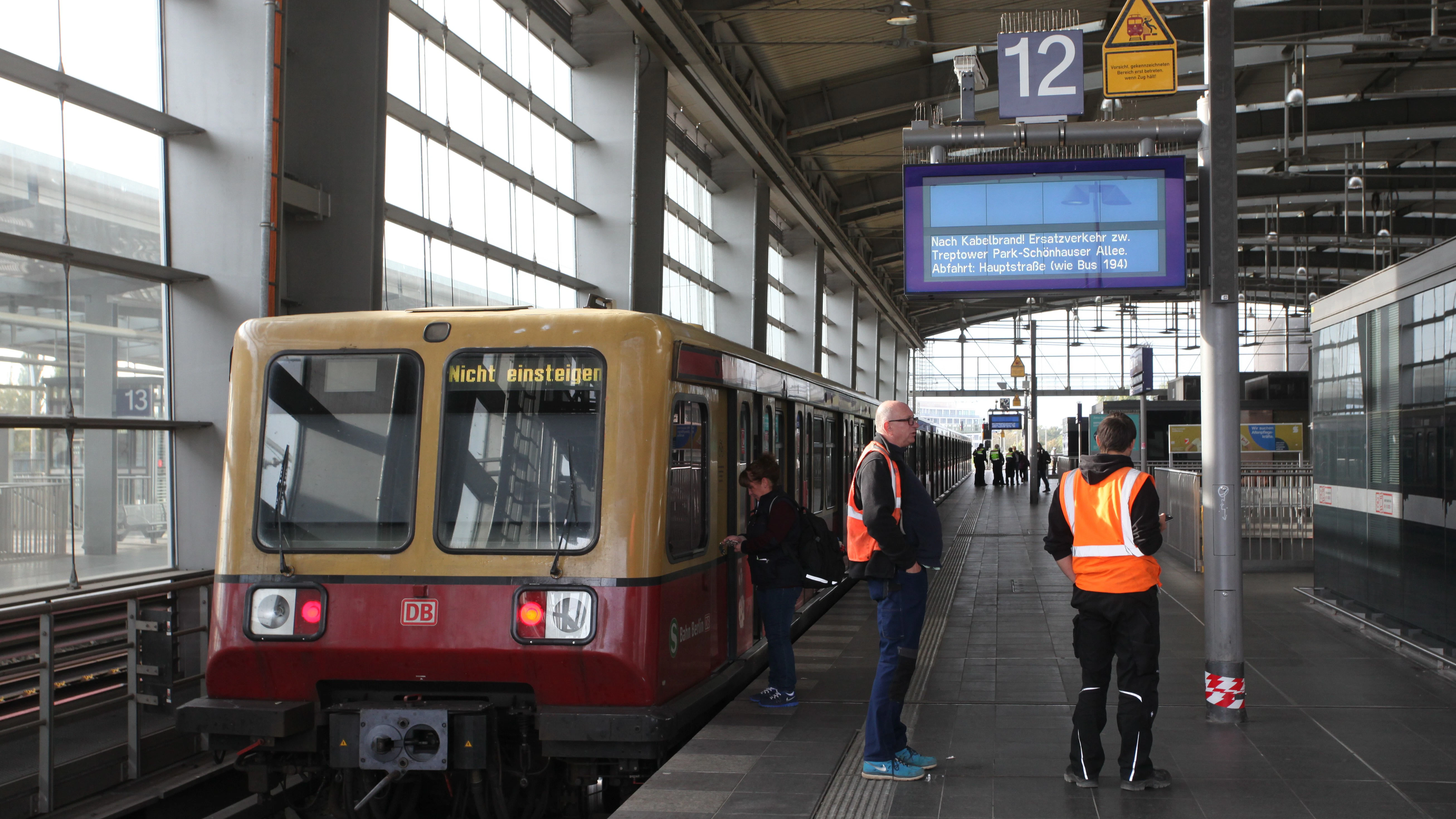 Der Zugverkehr auf der Ringbahnstrecke ist unterbrochen, für diese S-Bahn endet am Bahnhof Ostkreuz&nbsp; die Fahrt.&nbsp;<br><br>