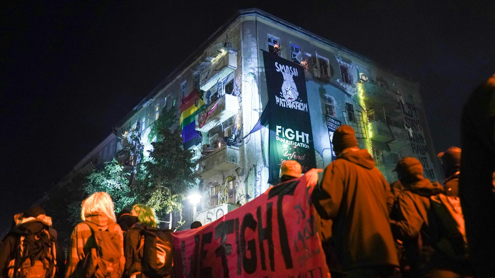 Schon seit Tagen macht die linke Szene mit verschiedenen Aktionen gegen die bevorstehende Räumung der Liebigstraße 34 mobil. 