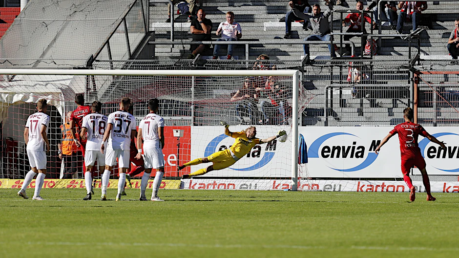 In Cottbus lag der BFC mit 2:0 in Führung, kassiert aber durch diesen Freistoß das Tor zum 2:3.