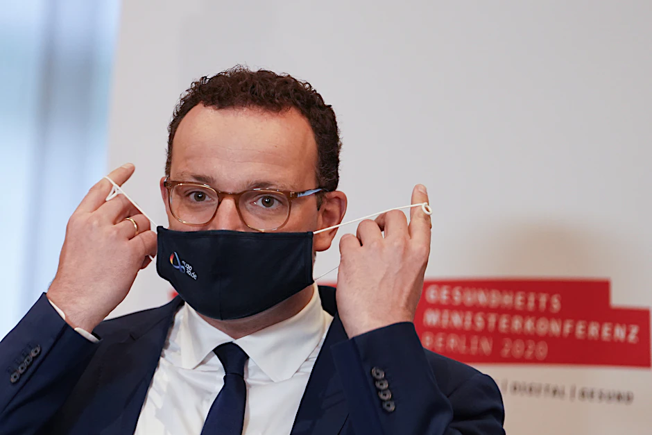 Maske auf! Gesundheitsminister Jens Spahn (CDU) hält sich an die Corona-Schutzregeln.