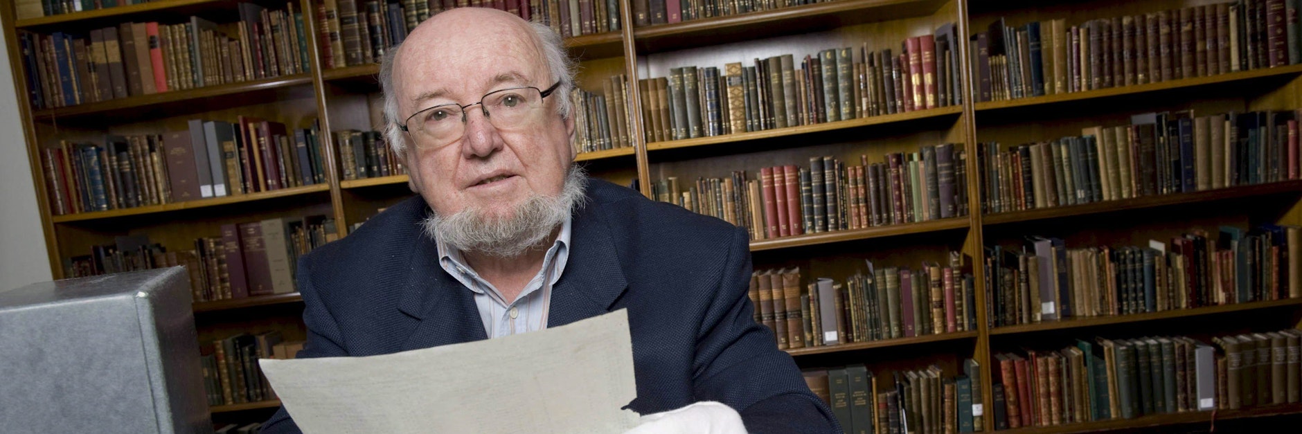 Thomas Keneally, Autor aus Australien, hält die Kopie einer Liste mit den Namen von 801 Juden, die von Oskar Schindler vor dem Holocaust gerettet wurden.