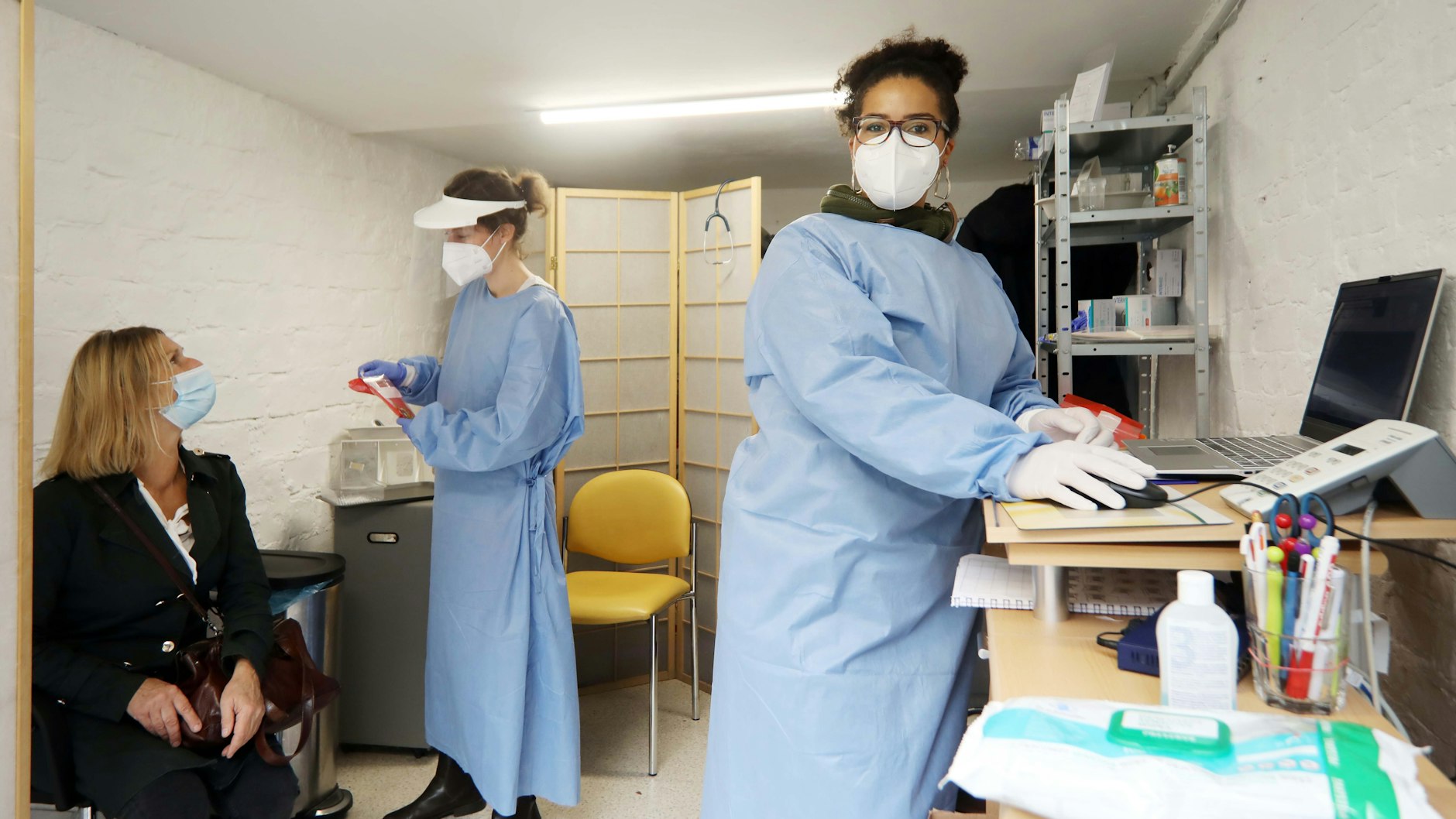 Jasmin Allende und Chantal Munford testen in einem Hinterhof in der Bergmannstraße in Kreuzberg.