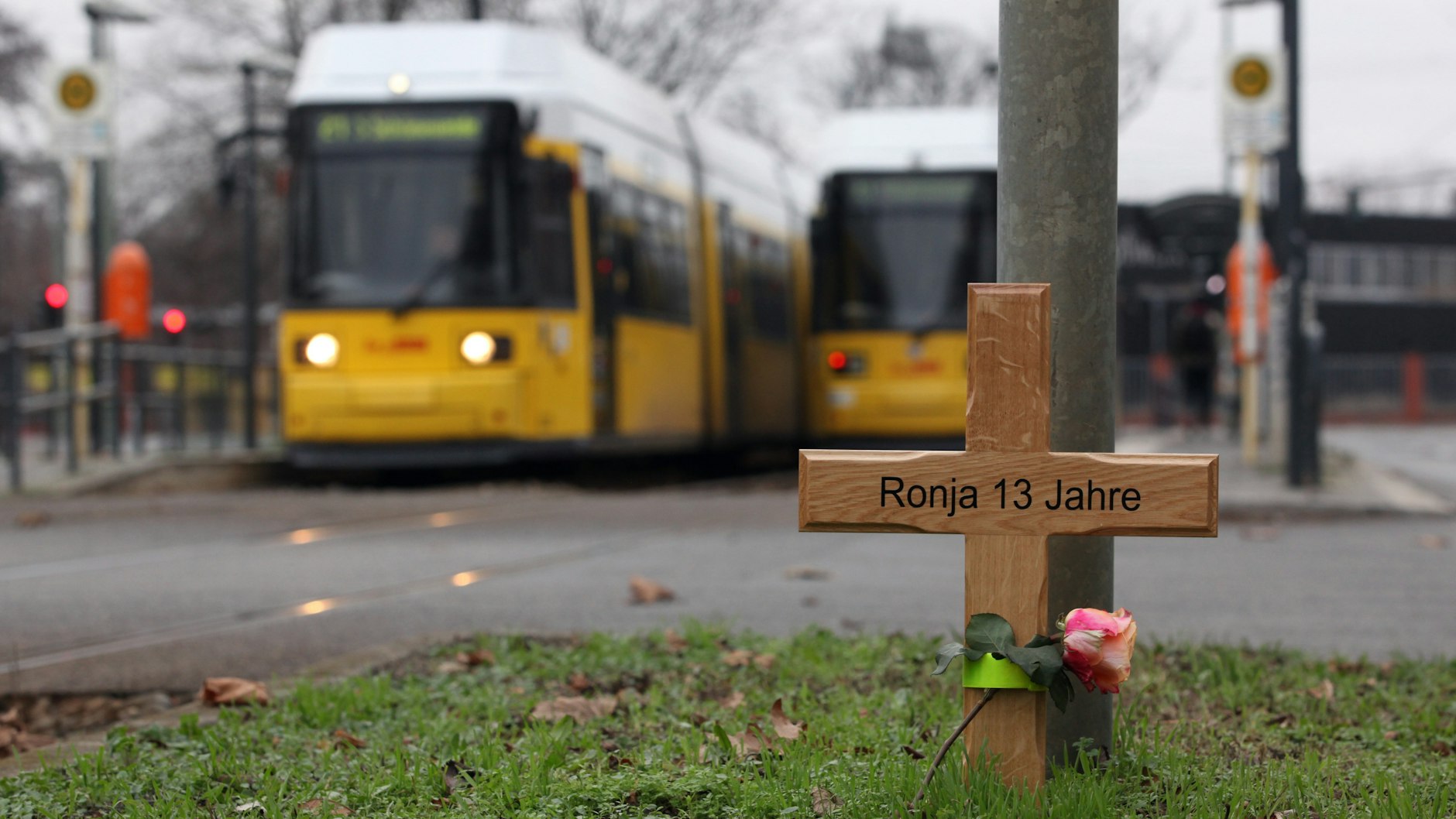 Ein Holzkreuz erinnert an die 13-jährige Ronja, die im Juni 2018 von einer Straßenbahn überfahren wurde.&nbsp;