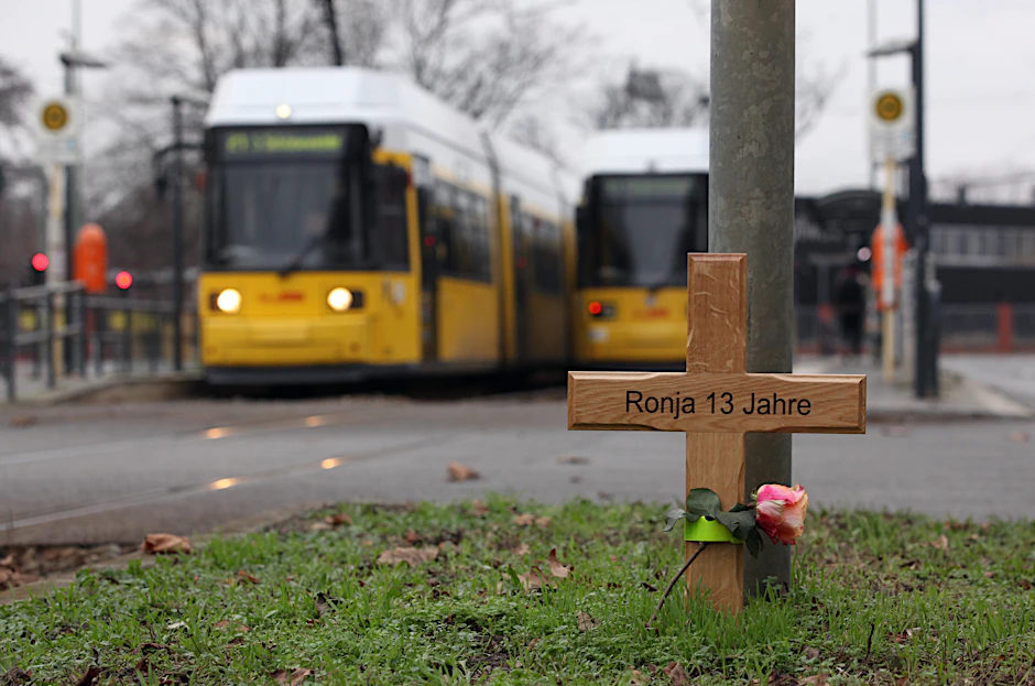 Ein Holzkreuz erinnert an die 13-jährige Ronja, die im Juni 2018 von einer Straßenbahn überfahren wurde.&nbsp;