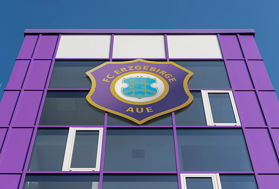 Erzgebirge Aue konnte vergangenen Sonntag nicht beim HSV antreten, weil es zwei positive Corona-Test gab. Jetzt stellte sich bei der Nachtestung heraus, dass keine Person sich infiziert hat.