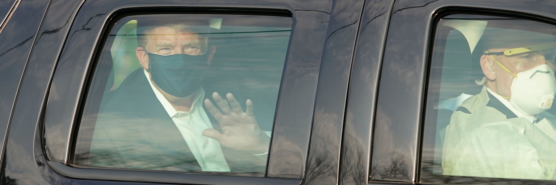 US-Präsident Donald Trump hat das Krankenhaus kurzzeitig verlassen, um sich seinen versammelten Fans zu zeigen.