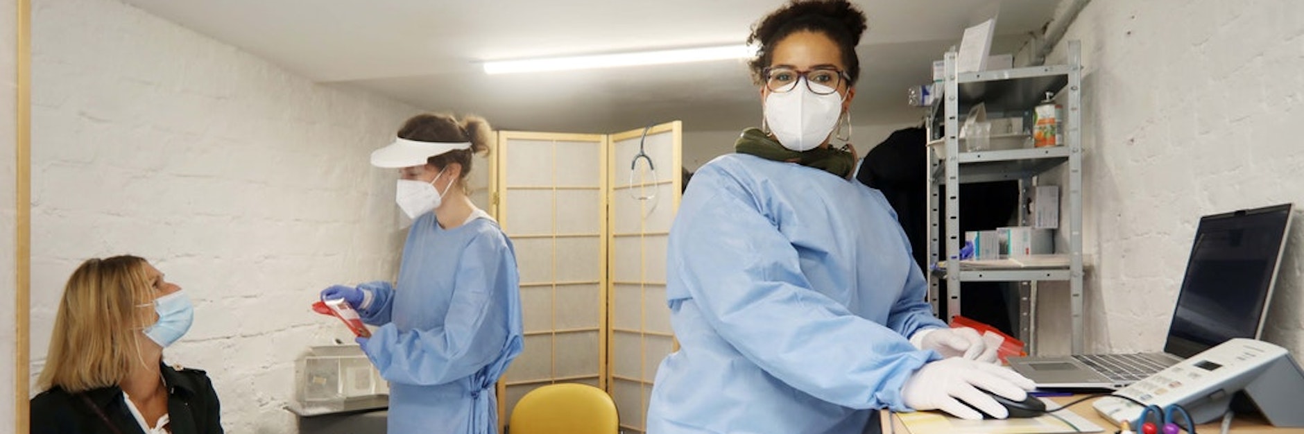Jasmin Allende und Chantal Munford testen in einem Hinterhof in der Bergmannstraße in Kreuzberg.
