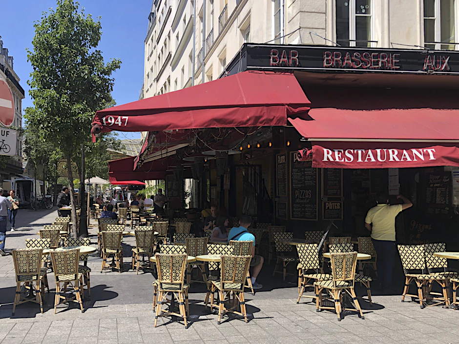 Neue Corona-Sicherheitsmaßnahmen in Paris könnten unter anderem die Schließung von Cafés auslösen,