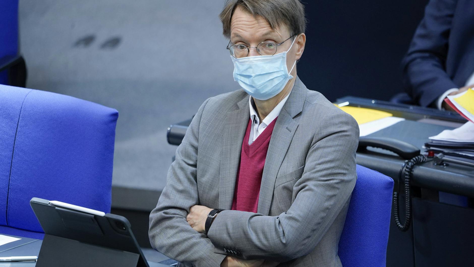 SPD-Politiker und Gesundheitsexperte Karl Lauterbach mit Schutzmaske im Deutschen Bundestag. 