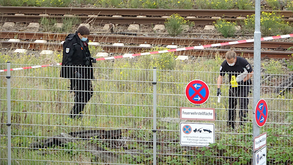Zwei Polizisten sichern am Montagmorgen spuren am S-Bahngleis.