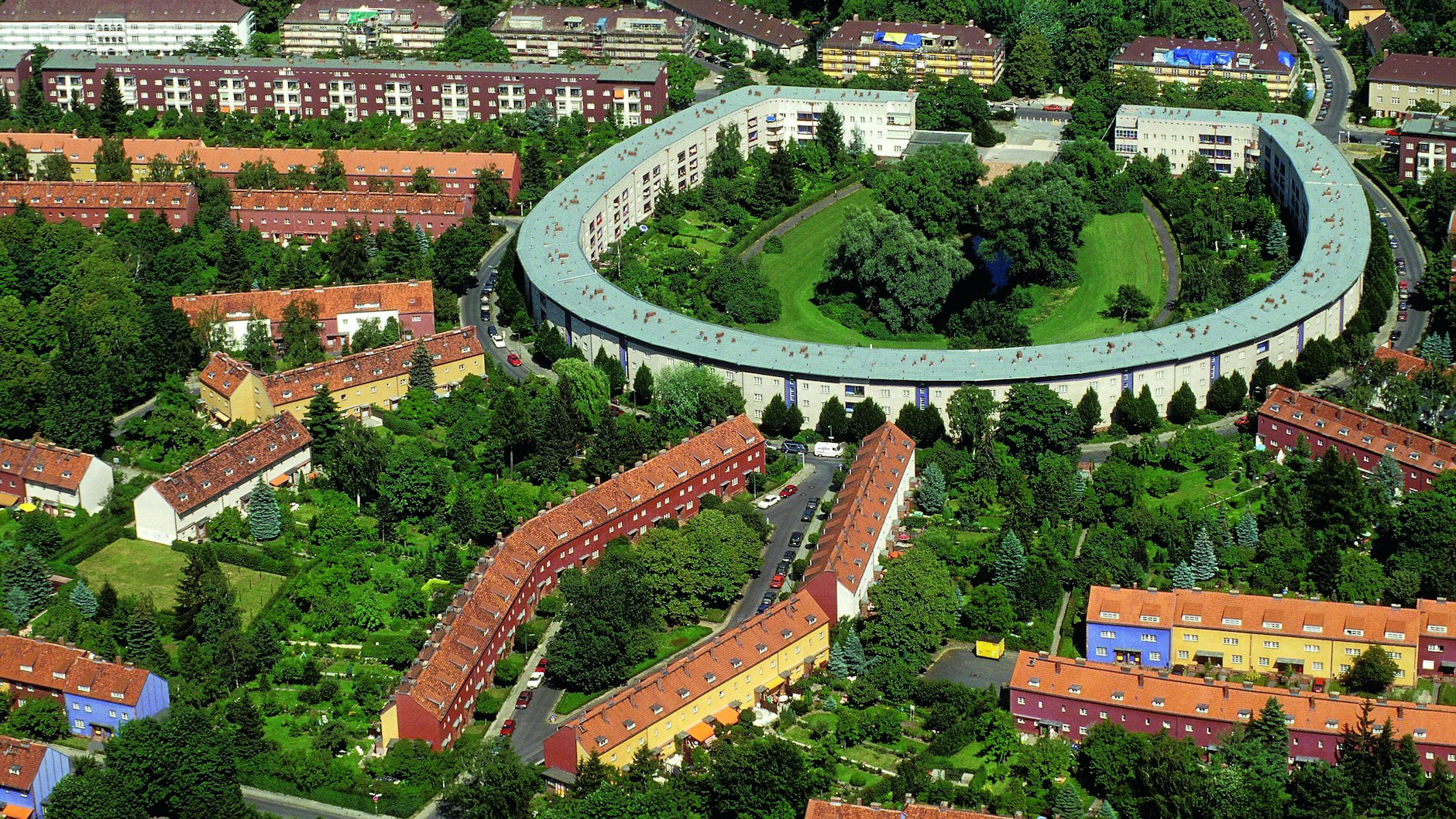 Die Hufeisensiedlung in Britz wurde 1925 nach Plänen von Bruno Taut gebaut: sie gehört zum Unesco-Weltkulturerbe. 