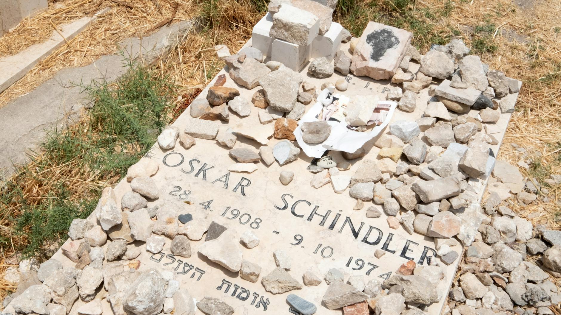 Steine liegen auf dem Grab des Unternehmers Oskar Schindler auf dem Zionsberg in Jerusalem.