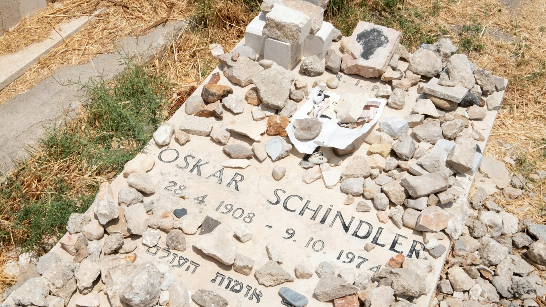 Steine liegen auf dem Grab des Unternehmers Oskar Schindler auf dem Zionsberg in Jerusalem.