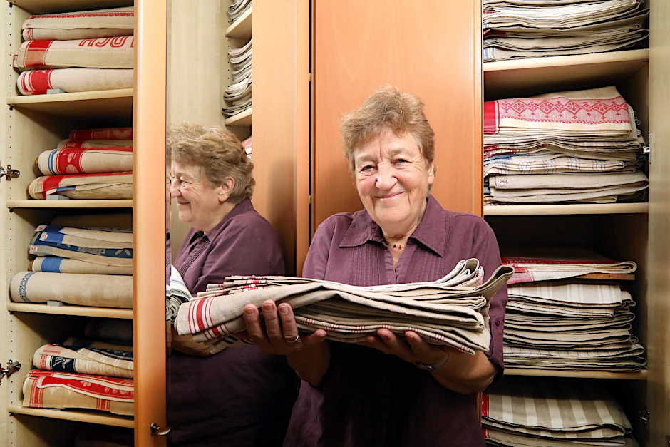Gisela Meyer vor ihrem Wäscheschrank – er ist prall gefüllt mit den Tüchern.