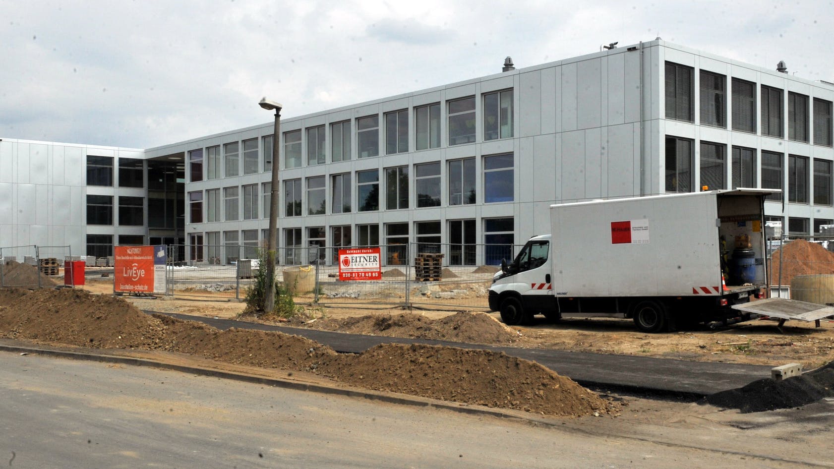 Die Integrierte Sekundarschule Mahlsdorf wurde 2019 als erstes Projekt der Schulbauoffensive fertig – verspätet und mit Baumängeln.