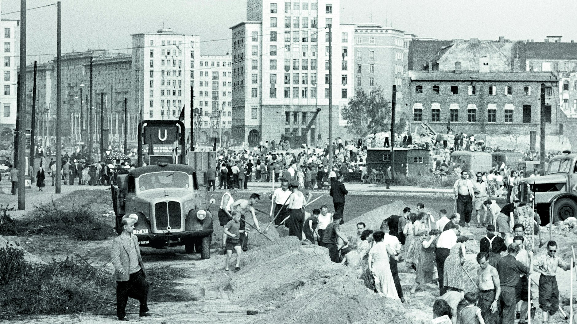 Viele Hände packen zu beim Aufbausonntag der FDJ (Freie Deutsche Jugend) 1957 auf der Stalinallee.