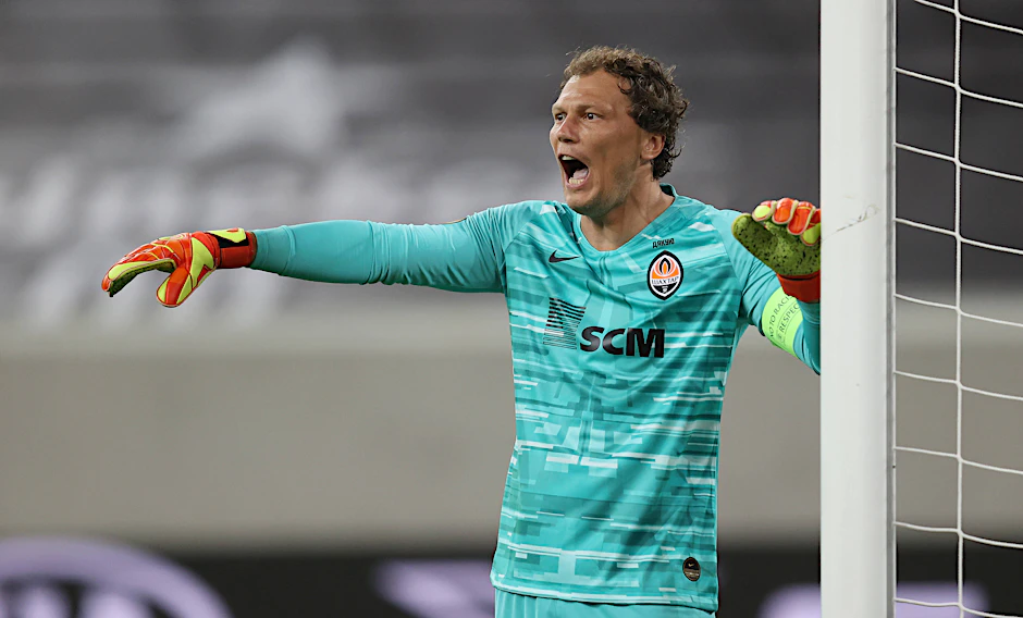 Der Torwart von Schachtar Donezk, Andriy Pyatov, wurde positiv auf Corona gestestet. Auch einen weiteren Nationalspieler der Ukraine hat es erwischt.