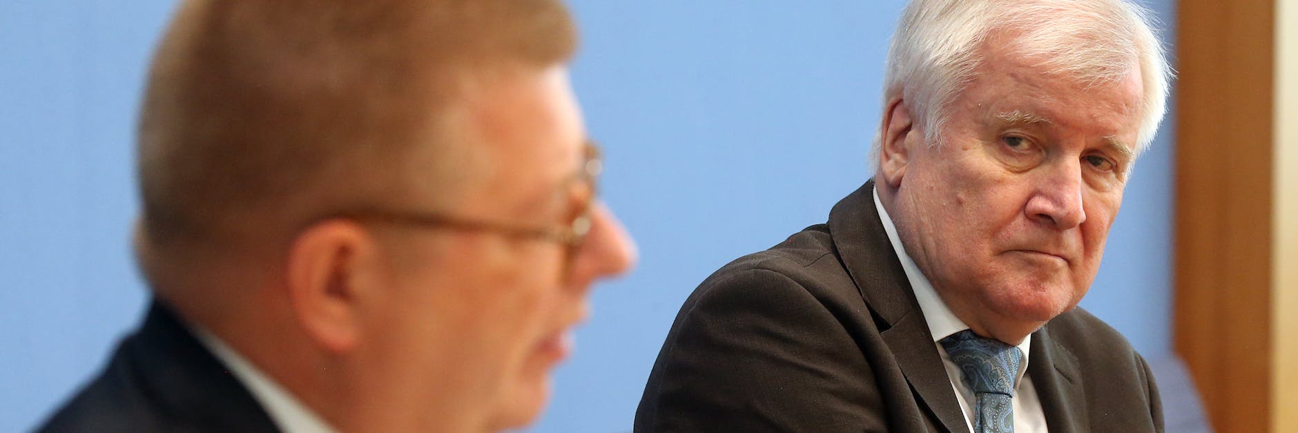Innenminister Horst Seehofer (CSU) und Thomas Haldenwang (l), Präsident des Bundesamtes für Verfassungsschutz, berichten über Rechtsextremismuss in deutschen Sicherheitsbehörden. 