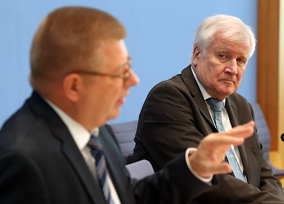 Innenminister Horst Seehofer (CSU) und Thomas Haldenwang (l), Präsident des Bundesamtes für Verfassungsschutz, berichten über Rechtsextremismuss in deutschen Sicherheitsbehörden.&nbsp;&nbsp;