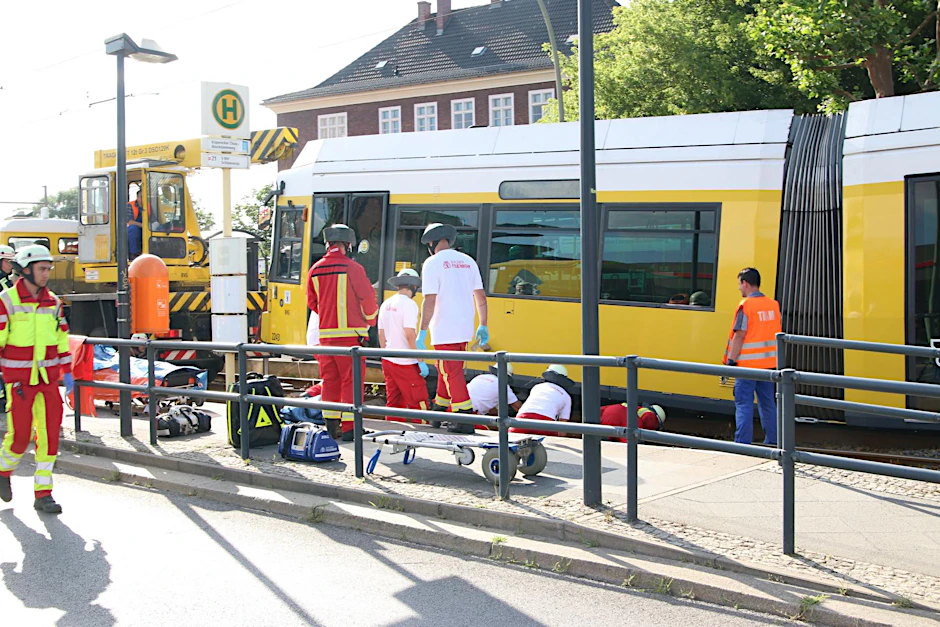 Feuerwehrleute bergen die getötete Ronja, nachdem der Straßenbahnwagen abgestürzt ist.<br>