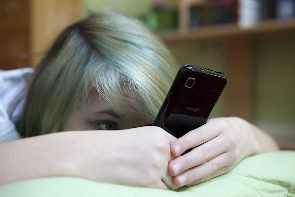 Wenn Kinder und Jugendliche auf einer Onlineplattform belästigt werden, sollten sie sich Unterstützung suchen – zum Beispiel von ihren Eltern.&nbsp;