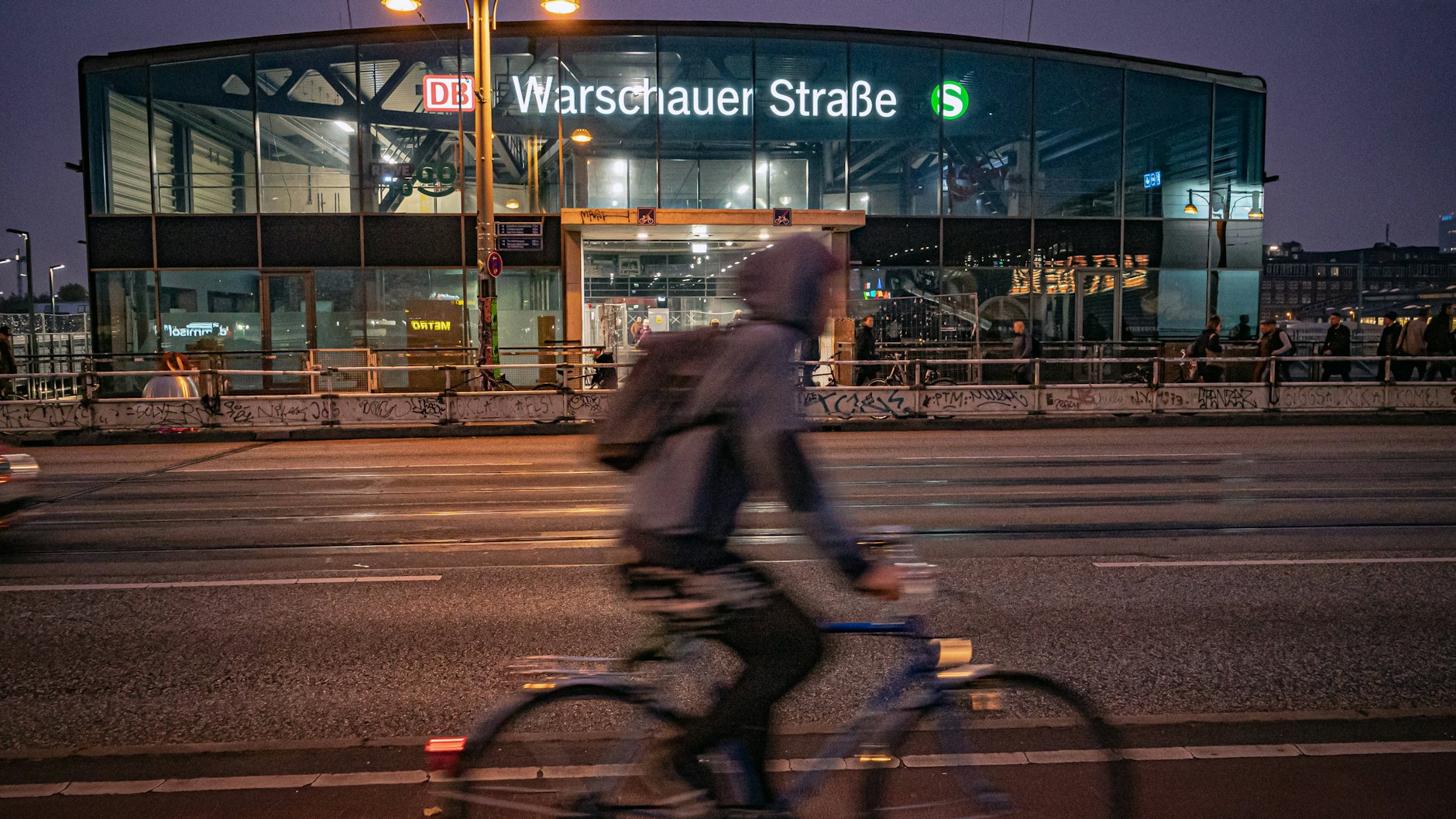 Der S-Bahnhof Warschauer Straße in Friedrichshain. Von außen sieht das mit Kupfer verkleidete Gebäude fertig ist. Aber innen ...