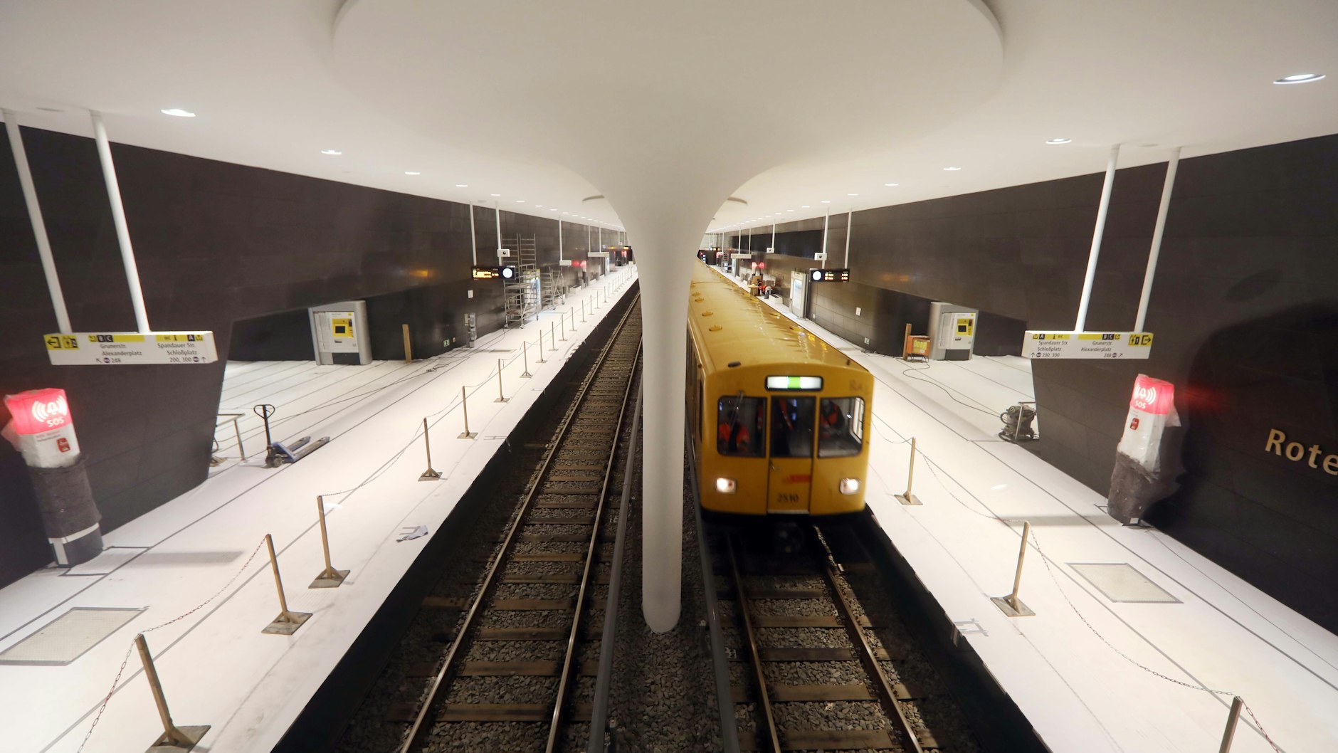 Bitte noch nicht einsteigen: Bei Schulungsfahrten macht sich das Fahrpersonal mit der neuen U-Bahn-Strecke vertraut.