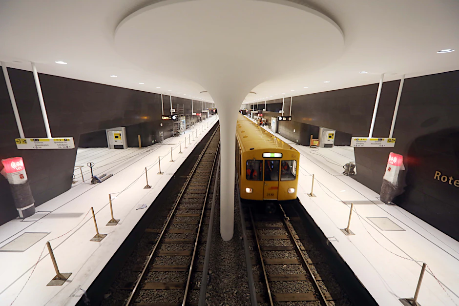 Bitte noch nicht einsteigen: Bei Schulungsfahrten macht sich das Fahrpersonal mit der neuen U-Bahn-Strecke vertraut.