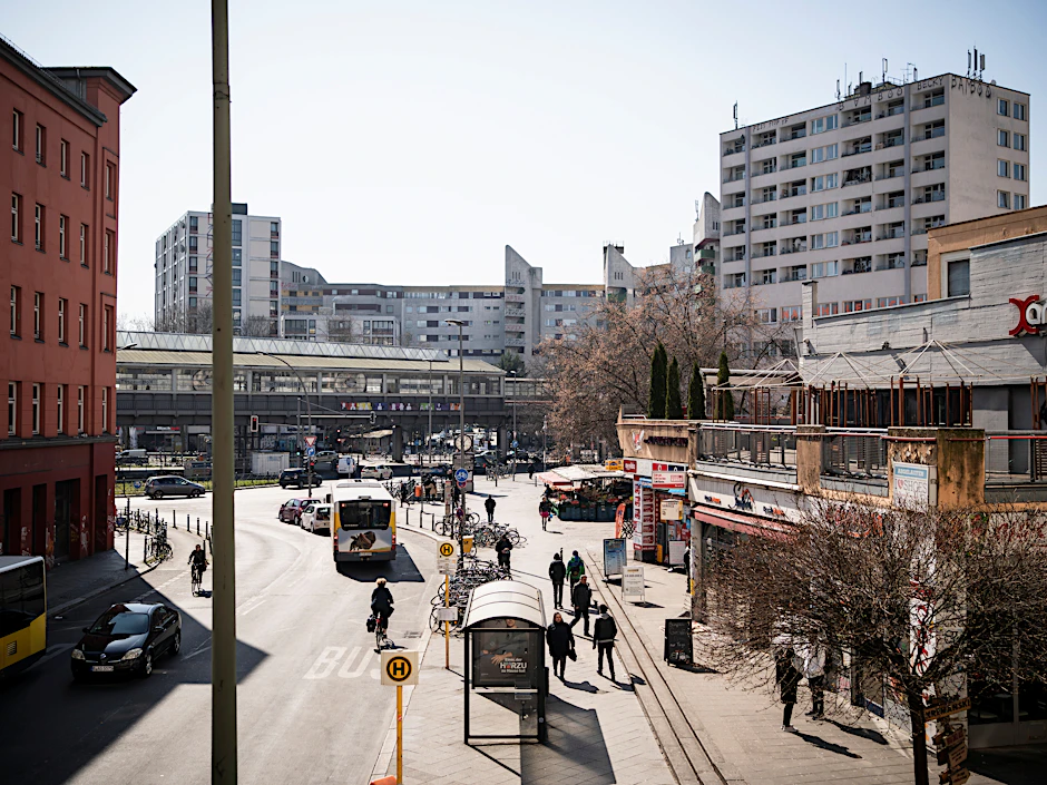 Das Kottbusser Tor im März diesen Jahres. Der Krimi-Hotspot bleibt auch in der Pandemie unverändert.<br>