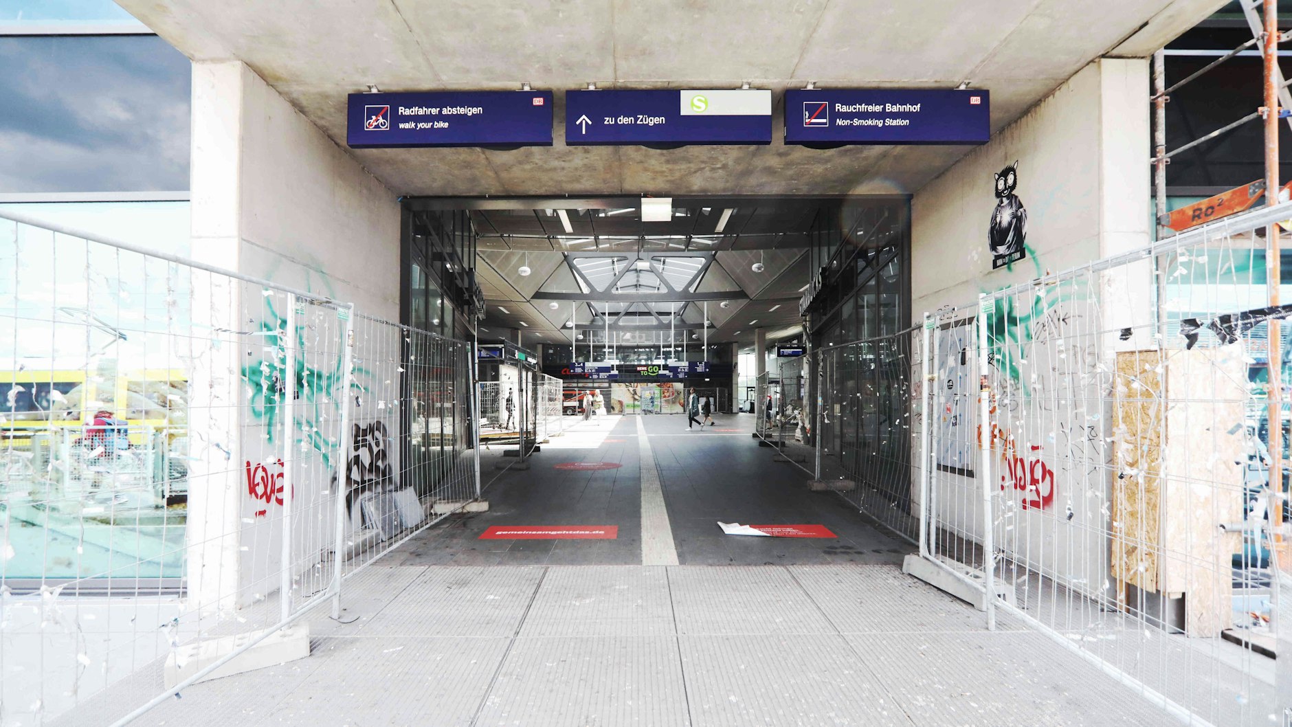 ... und so sieht der Eingang Warschauer Brücke tagsüber aus der Nähe aus.