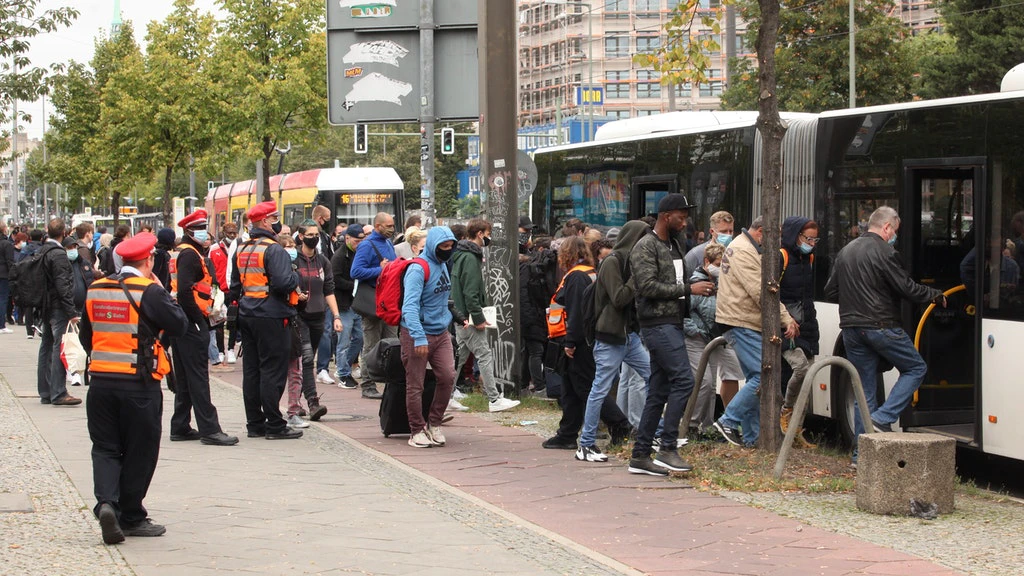 Dicht gedrängt versuchen sich Fahrgäste in einem der weißen Schienenersatzbusse nahe des S-Bahnhofes Frankfurter Allee einen Platz zu sichern.
