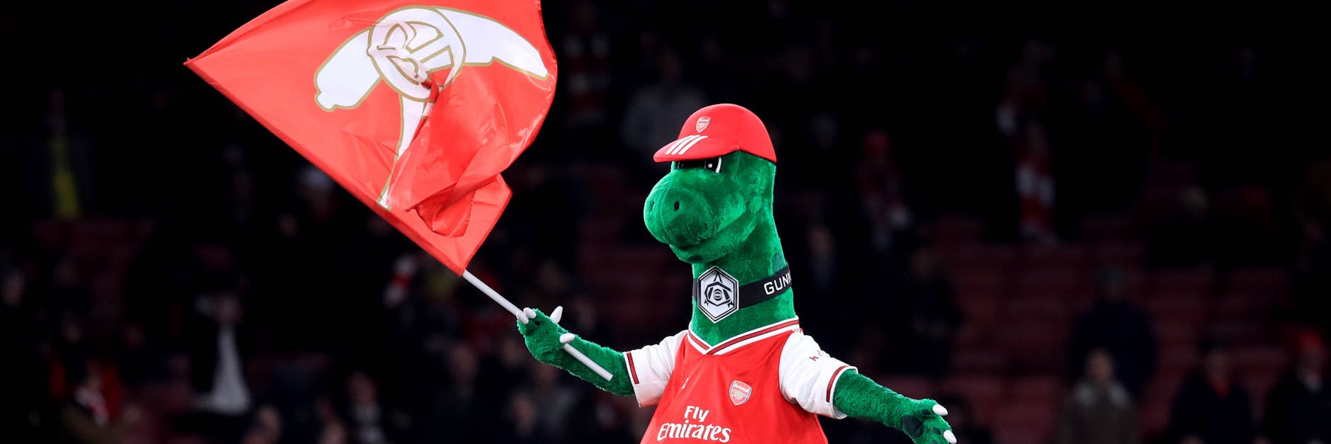 Rettet Mesut Özil nun das Arsenal-Maskottchen? Der Gunnersaurus steht beim Premier-League-Klub vor dem Aus. 