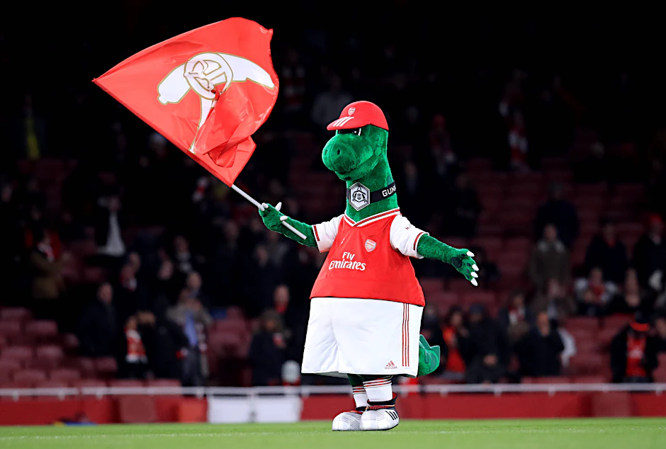 Rettet Mesut Özil nun das Arsenal-Maskottchen? Der Gunnersaurus steht beim Premier-League-Klub vor dem Aus.&nbsp;
