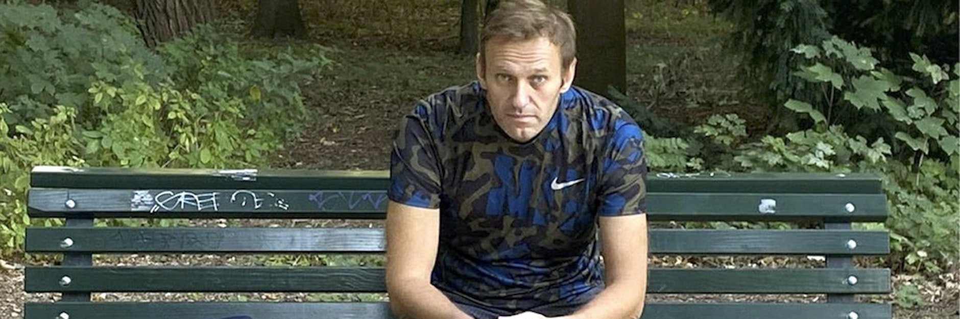 Der Kreml-Kritiker Alexej Nawalny sitzt nach seiner Entlassung aus der Charité auf einer Parkbank.