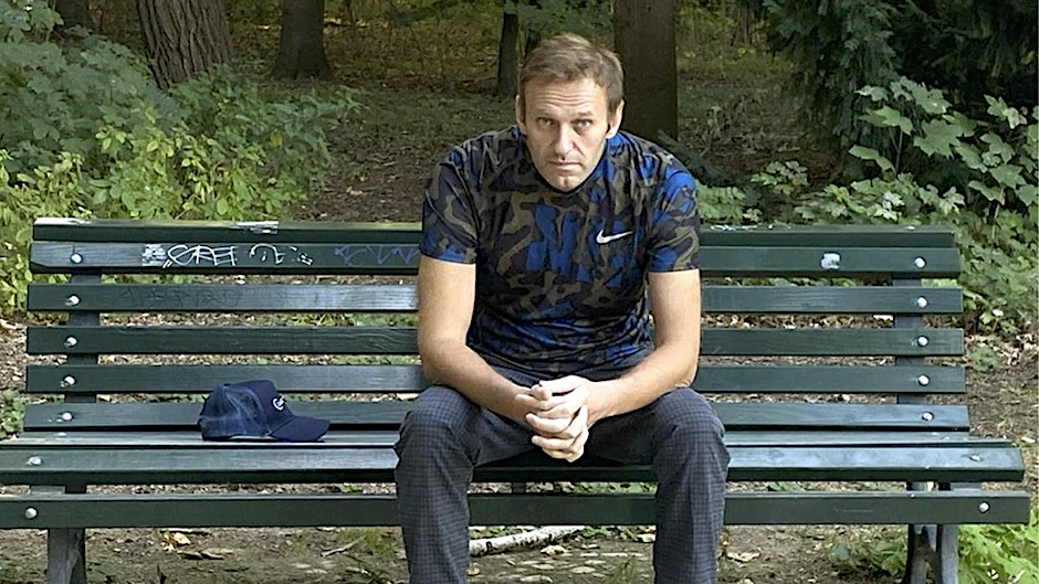 Der Kreml-Kritiker Alexej Nawalny sitzt nach seiner Entlassung aus der Charité auf einer Parkbank.
